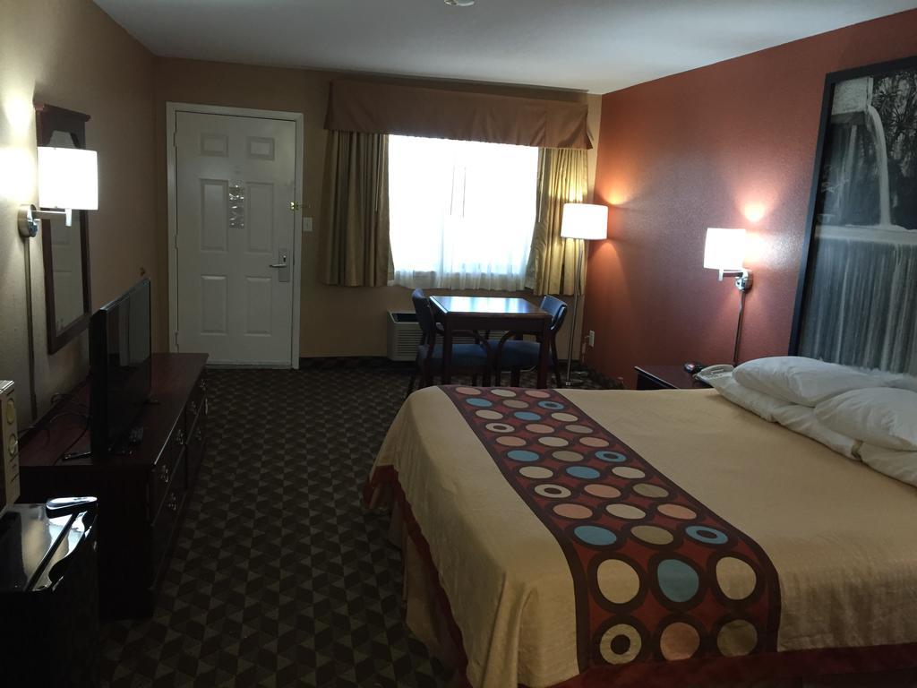 Super 8 By Wyndham Bastrop Tx Motell Exteriör bild