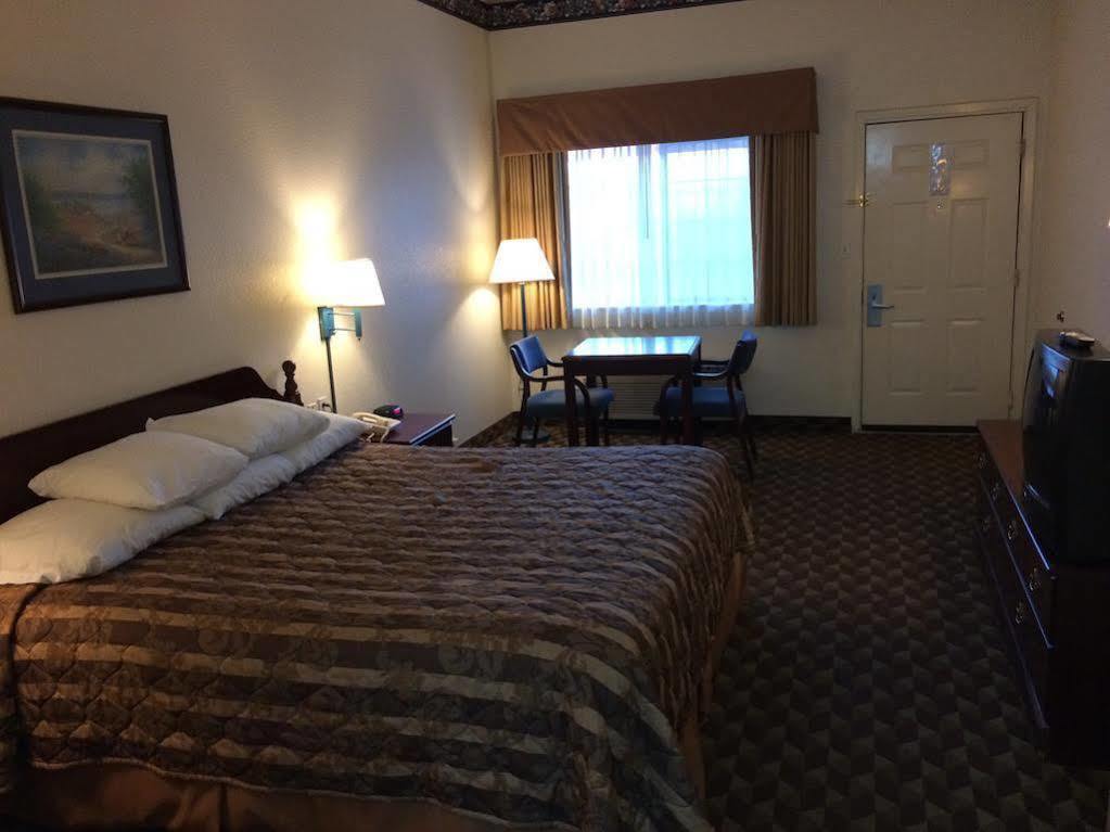 Super 8 By Wyndham Bastrop Tx Motell Exteriör bild