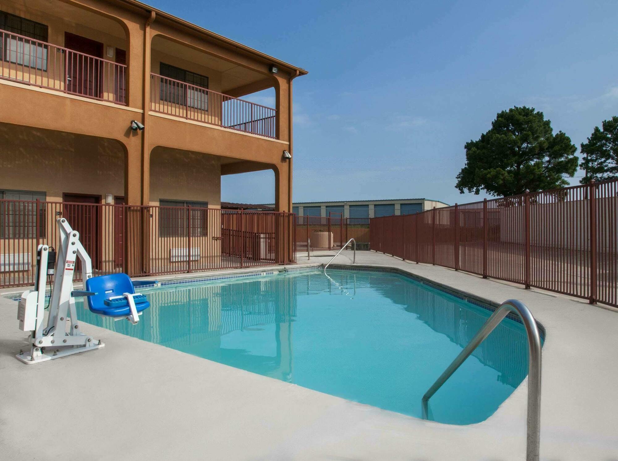 Super 8 By Wyndham Bastrop Tx Motell Exteriör bild